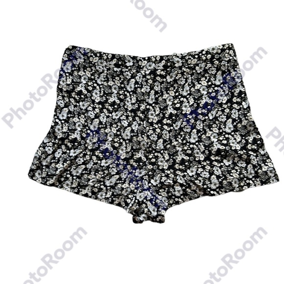 FOREVER‎ 21 | Floral Shorts Black/White Lightweight High Rise Girly Feminine M - Picture 2 of 6